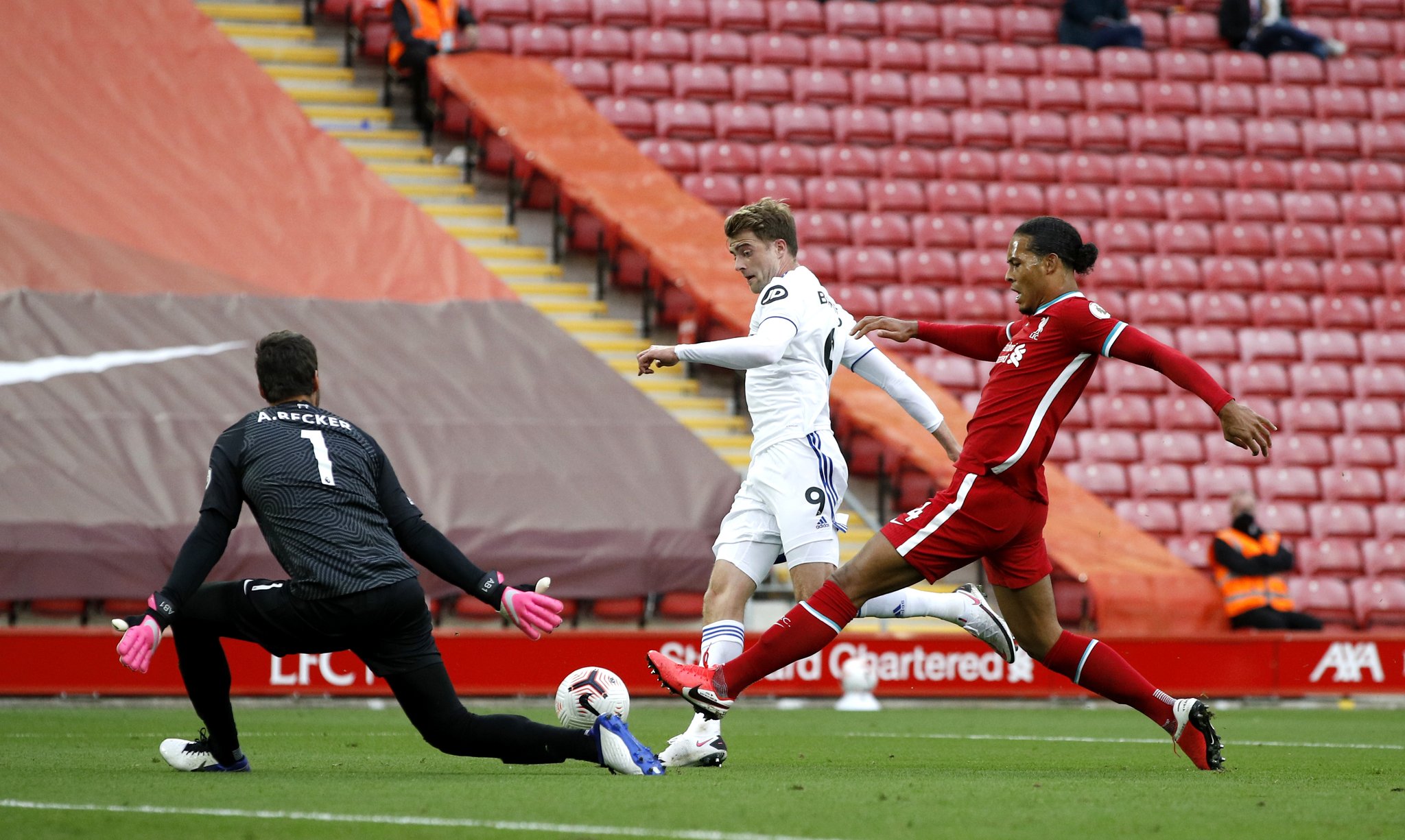 得格外尴尬 得格外尴尬